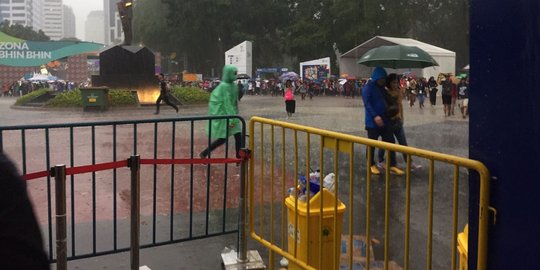 GBK diguyur hujan deras, penonton penutupan Asian Games berhamburan