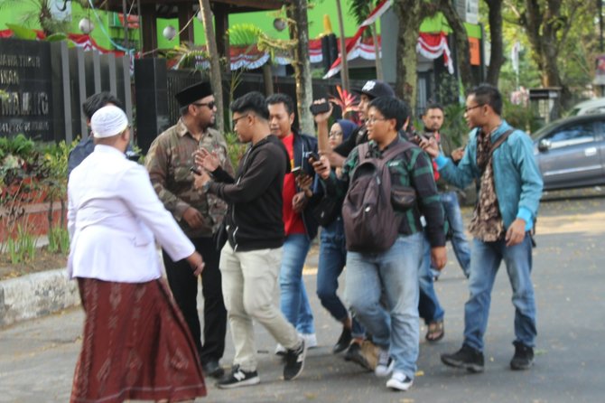 22 anggota dprd kota malang berangkat menjalani pemeriksaan ke kpk