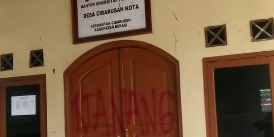 Massa tak puas dengan hasil Pilkades, kantor desa di Cibarusah nyaris dirusak