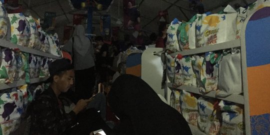 Mati lampu, pembeli souvenir Asian Games terjebak di kasir pembayaran