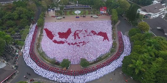 Aksi mahasiswa baru UMM bentuk formasi peta Indonesia dan doa untuk Lombok