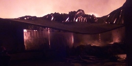 Pabrik pampers di Semarang ludes terbakar