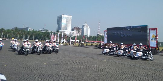 Aksi polisi cantik pamer skill di atas moge meriahkan HUT ke-70 Polwan