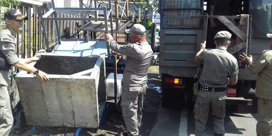 Satpol PP tertibkan PKL di Jalan Raya Bogor daerah Cimanggis