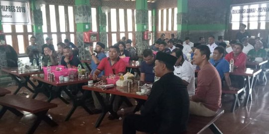 Kubu #2019GantiPresiden dan #2019TetapJokowi makan bersama di Karawang