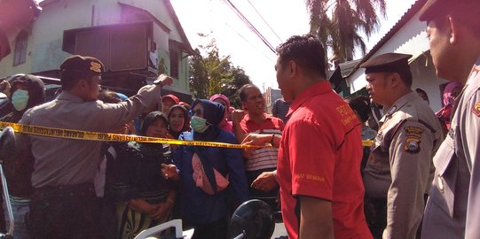 Rekonstruksi kasus pembakaran rumah terkait narkoba, keluarga korban histeris