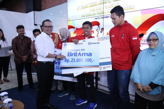 menaker hanif menyerahkan penghargaan bagi atlet asian games 2018 di innovation room kemnaker