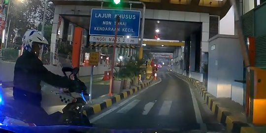 Viral video polisi serobot pintu tol, bikin pengemudi bayar dua kali