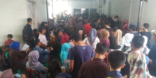 Jelang Pilpres 2019, ribuan warga Karawang antre buat e-KTP