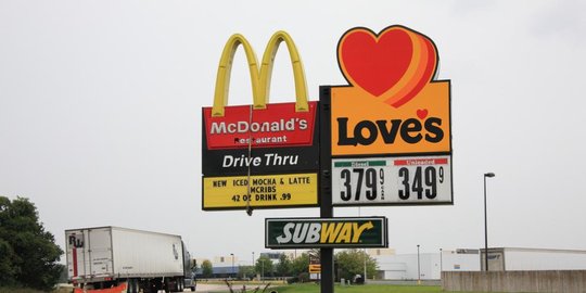 auschwitz menerima tahanan pertama beberapa hari setelah restoran pertama mcdonalds didirikan rev2