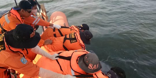 Arif ditemukan tewas usai jatuh ke laut saat mengelas kapal tongkang