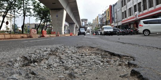 Jalan rusak di Kelapa Gading yang tak kunjung diperbaiki