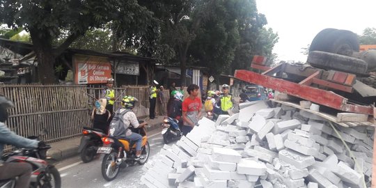 Bata bertebaran di Jalan Raya Rawa Buntu Serpong, lalu lintas macet