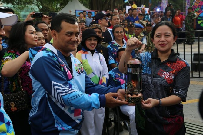 puan maharani membuka pawai obor asian para games 2018 dan festival paralympic 2018