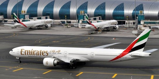 Alami demam dan muntah, 10 penumpang pesawat Emirates dilarikan ke rumah sakit