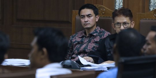 Reaksi wajah Zumi Zola mendengar 10 orang saksi di sidang lanjutan