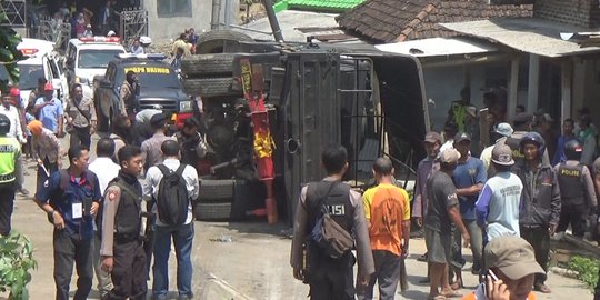 Akan amankan kunjungan Jokowi, truk angkut Brimob terguling di Mojokerto, 1 tewas