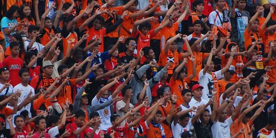 Jakmania bentrok dengan polisi di Stadion Patriot Bekasi