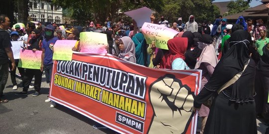 Tolak dibubarkan, pedagang sunday market Stadion Manahan geruduk balai kota Solo