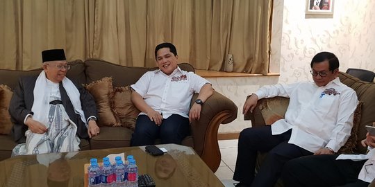 Erick Thohir berseragam kemeja putih bersih-merakyat-kerja nyata