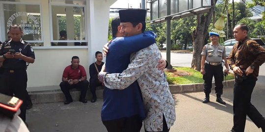 Bertemu di pernikahan anak Bamsoet, Sandiaga dan Erick Thohir berpelukan