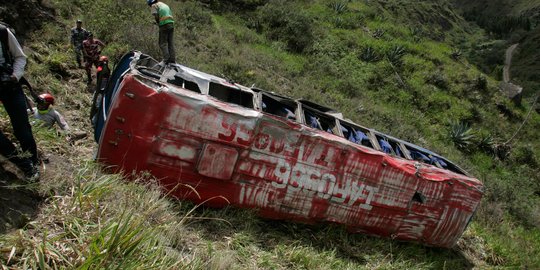 Dua bus masuk jurang di Cikidang Sukabumi, 17 orang meninggal dunia