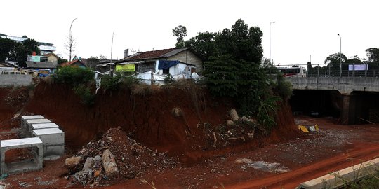 Belum terima ganti rugi, rumah ini nekat bertahan di tengah proyek jalan Tol Cijago