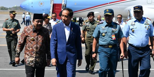 'Kiai-bu nyai di Jatim menangis dengar jawaban Jokowi soal kondisi Tanah Air'