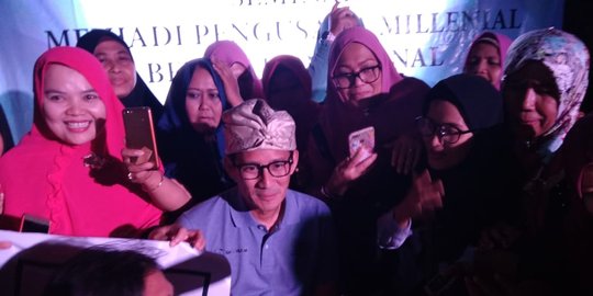 Mahasiswi dan ibu-ibu di Bali rebutan foto bareng Sandiaga Uno