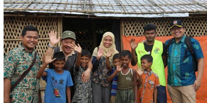 Anak Rohingya belajar bahasa Indonesia di rumah sakit lapangan bantuan dari RI