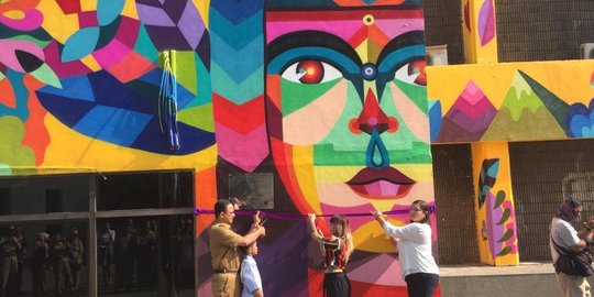 Mural karya seniman Kolombia mempercantik kawasan TIM
