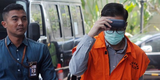 Diperiksa KPK, anggota DPRD Kota Malang ini tutupi wajah pakai masker