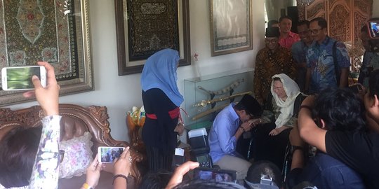 Sandiaga tiga kali cium tangan Sinta Wahid