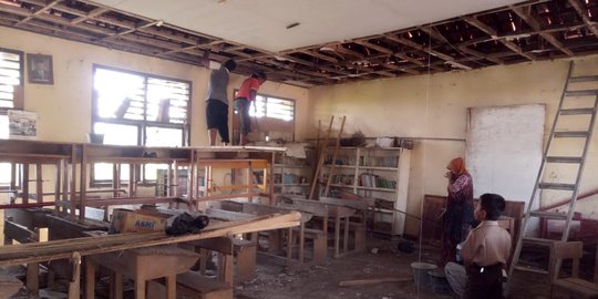 Perbaiki sekolah rusak, wali murid di Subang patungan sehari Rp 5.000