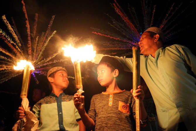 atraksi tongkat api ala santri banyumas