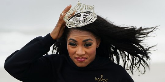 Foto di pantai, mahkota Miss Amerika nyaris jatuh tertiup angin