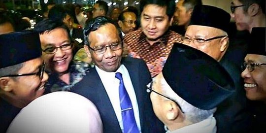 Mahfud MD bertemu dan pelukan dengan Ma'ruf Amin di JCC Senayan