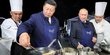 Pakai celemek, begini gaya Putin dan Xi Jinping saat bikin pancake