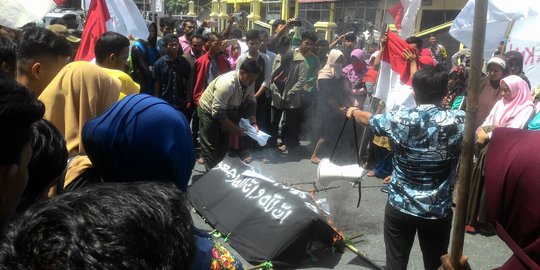 Kapolres Kampar diduga bela perusahaan, warga demo di depan Mapolda Riau