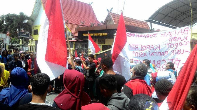 demo warga di polres kampar