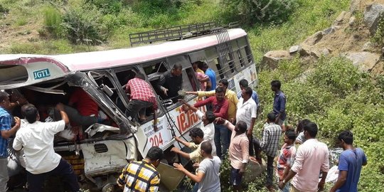 Kecelakan bus terburuk di India disebabkan polisi tidur