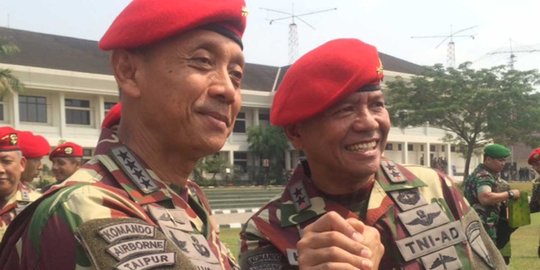 tangannya di atas pundak rev1