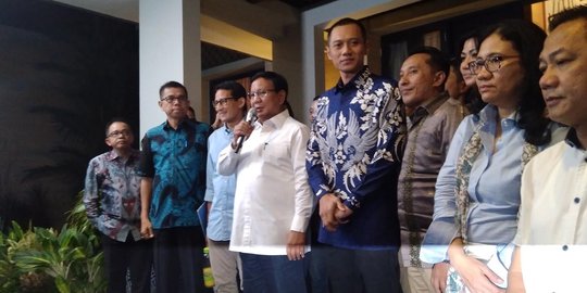 Saat Prabowo rangkul gemas Andi Arief sambil tertawa lepas