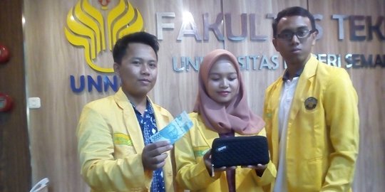 3 Mahasiswa UNNES bikin dompet mendeteksi uang palsu bagi 