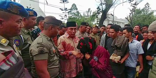 Naik mobil komando, Gubernur Sumut Edy Rahmayadi bubarkan nelayan pendemo