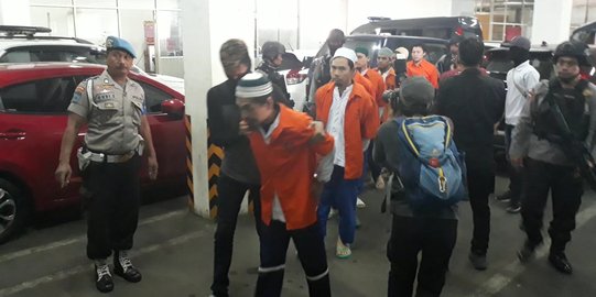 Salam dan pelukan sang istri warnai sidang vonis terduga teroris Wawan Kurniawan