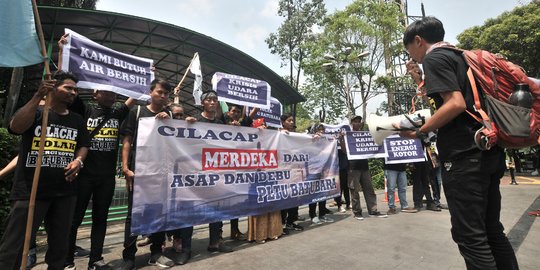 Aksi mengecam pembuangan limbah PLTU Cilacap