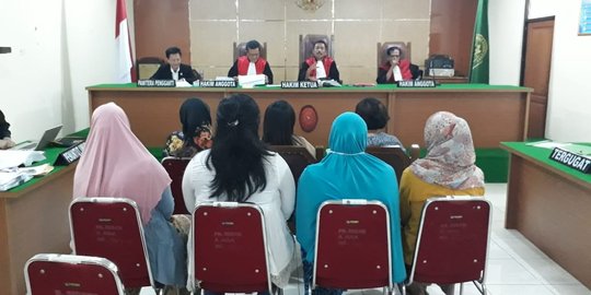 Belasan emak-emak korban arisan online Mama Yona hadiri sidang di PN Bekasi