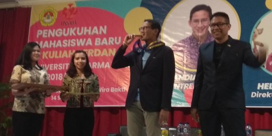 Seperti atlet, Sandiaga Uno gigit medali pemberian UNSADA