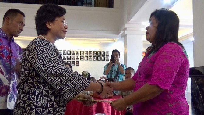 keluarga polisi korban terorisme terima kompensasi